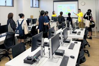 データアナリティクスラボで医療統計を説明する室谷健太教授