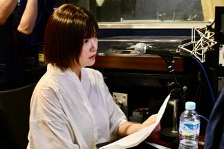 ミキシングルームより指示を出す田中さん