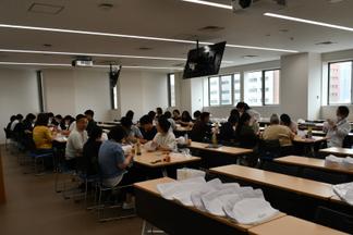 学生一人一人への想いを込め、1枚の布から、教員が協力して縫製しました