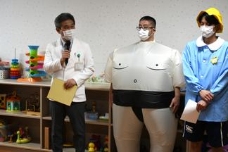 病棟を代表して挨拶する水落主任教授（小児科学講座）