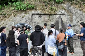 旧宮村国民学校の防空壕として整備された無窮洞