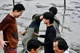 手押し相撲の様子