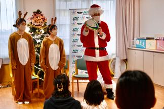 サンタクロース姿の桑水流裕策ヘッドコーチとトナカイ姿の山領一花選手、渡邊りな選手