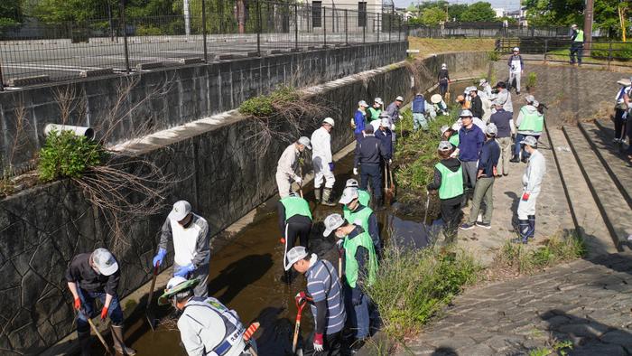 「被災地復興と地域貢献」の授業などで治水作業を支援