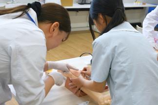 緊張しながら体験する様子