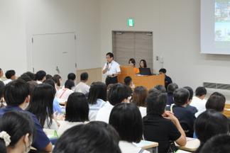 開会にあたり挨拶をする伊藤教授（アドミッションオフィス部長）