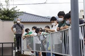 かっぱと人々の暮らしについて解説する黒田氏（左端）