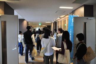 来場者でにぎわうキャンパス内
