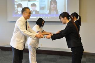 改訂版の医療センターリーフレットは学生から直接病院長らに手渡されました