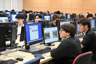 真剣に他のグループの発表を聞く学生たち