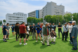 一昨年、人工芝となったグラウンドに集合する卒業生たち