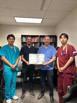 Tulane大学初日(左から医学科4年寺田隼人さん、Tulane大学岩永譲教授、Tulane大学Shane Tubbs教授、医学科4年足立聡一郎さん)