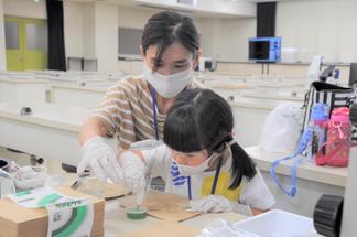 酸性液で溶けた表面を拭いて、また酸性液につける