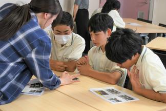 学生が作ったオリジナル教科書を使います