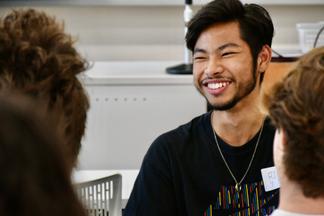 笑顔で会話を楽しむ様子