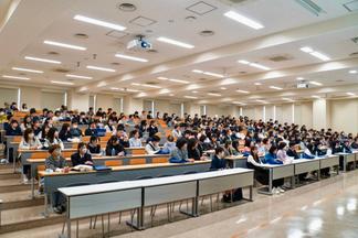 来場者でにぎわうキャンパス内