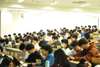 学生はスマートフォンから意見を入力