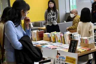 学生や教職員、地域の方など10店舗が出店