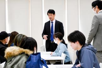 来場者でにぎわう学部の相談コーナー