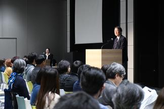 開会の挨拶をする安陪常務理事