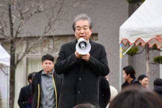 久留米大学を代表して挨拶をする内村学長