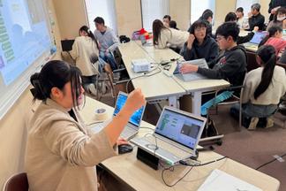 講師役に合わせて画面を操作する実習担当