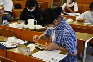 身の回りのATP(生物学的物質)の値を調べる実験。人がよく触るスマホやドアノブなどを調べました