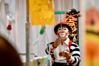 バルーンアートや皿回しを披露し子どもたちを楽しませてくれました