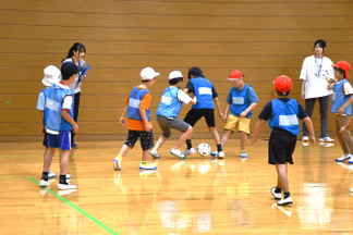 スポーツを通して、ルールや仲間との助け合いを学びます