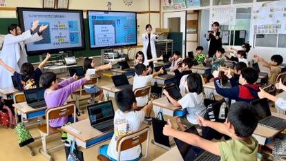 学生サークルteam.csvが沖縄・離島の小学校でAI（人工知能）やプログラミングの授業を実施【商学部】