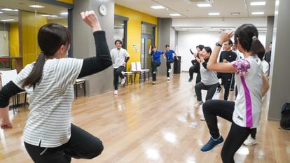 卒業生と学生で運営する「アンチエイジング教室」を開催