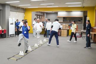 ラダーを使ってウォーキングのフォームを体にしみこませていきます