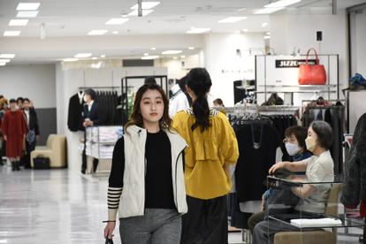 法学部の学生がデパートの売り場に賑わい～ファッションショーでPRを支援