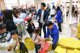 ランドセルはオリジナルの箱に入れてお渡し（ランドセル提供などでご支援いただいている「次世代のチカラ FUKUOKA」代表 新村まさる氏がかけつけご協力いただきました）