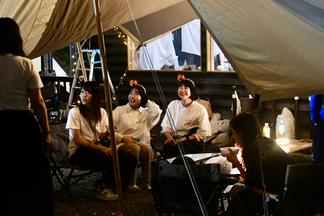 夜になりライトアップされた会場