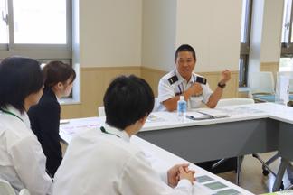グループに分かれて研修成果発表