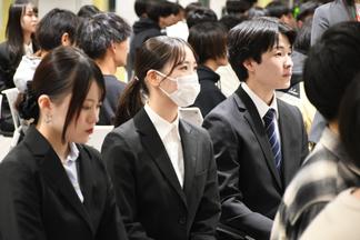 興味深く話を聞く学生