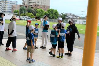 リードカウンセラーと心理学を学ぶ学生が、子どもたちとルールの確認をする様子