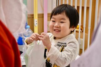 プレゼントを受け取った子ども