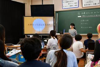 興味深そうに耳を傾ける児童たち