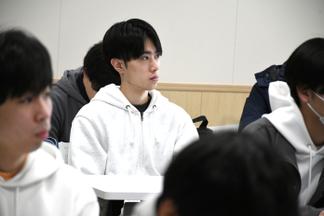 熱心に話を聞く学生