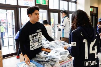 会場入口でのサンプリングの様子