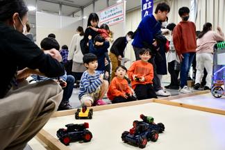 ラジコンカーを操縦する子ども