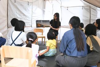 国際文化学科の学生たちによる英語絵本読み聞かせ