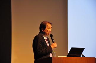 講演する内村理事長