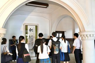 登録有形文化財の大学本館を見学する参加者