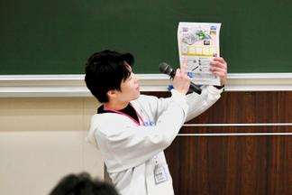 プログラム内容を説明する学生スタッフ