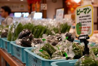 久留米の特産品や地元の農産物が並びます