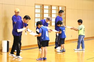 測定した飛距離の伸びが大きかった上位者の表彰式