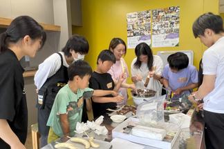 みんな一緒に「チョコバナナ」を作ります
